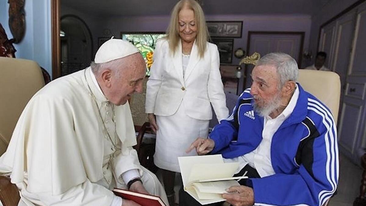 يعتبر كاسترو نفسه ملحداً ولم يمارس الطقوس الدينية المسيحية منذ نعومة أظافره، وقد أقصته البابوية في الفاتيكان عن المذهب الكاثوليكي في 3 يناير 1962 لارتداد كاسترو عن الكاثوليكية.