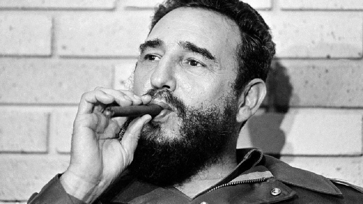 فيدل أليخاندرو كاسترو ولد في 13 أغسطس 1926 رئيس كوبا منذ العام 1959 عاش في ظل عائلة ثرية ولكنه تمرد منذ صغره على حالة الترف التي كان يعيشها بعد ما صدم بالتناقض الكبير بين رغد العيش في أحضان عائلته وبين قسوة العيش والفقر في مجتمعه.