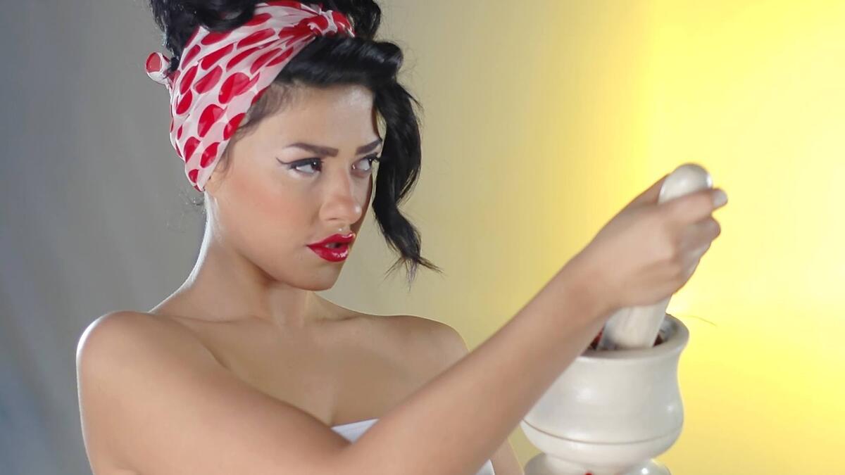 شاكيرا العرب ارادت ان تنافس النجمة العالمية شاكيرا ولكن باتجاه مختلف فاستعانت بـ "الكون" واطلقت كليبها "أدق الكمون".