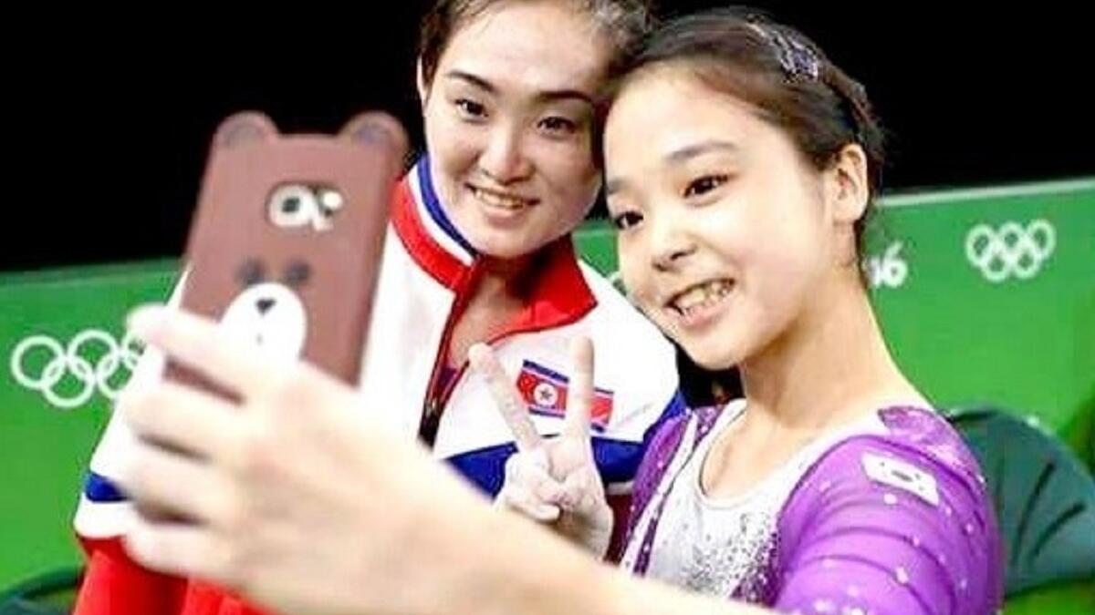 سيلفي الكوريتين
سيلفي لاعبة الجمباز الكورية الشمالية هونج أو غونج، مع لاعبة الجمباز الكورية الجنوبية لي أون جو، خلال أولمبياد ريو، والتي اعتبرت بمثابة خيانة لبلادهم، للنزاع بين الكوريتين بسبب الاختبارات النووية.