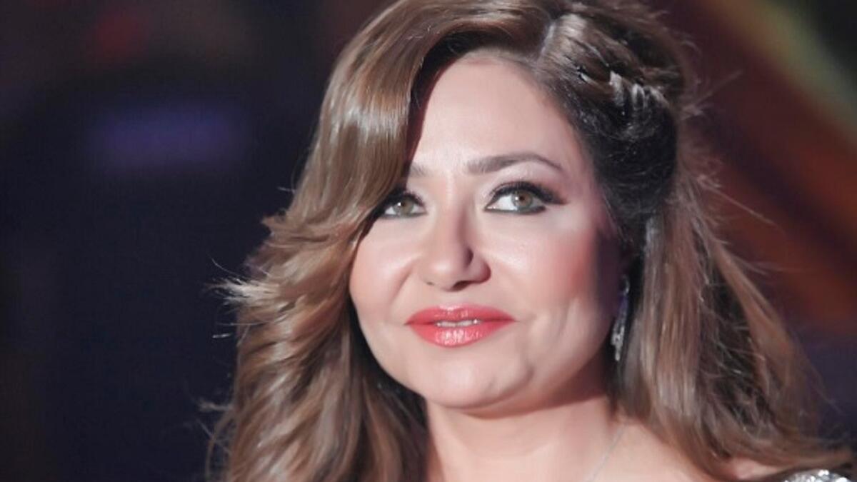 الممثلة المصرية ليلى علوي تبلغ من العمر 53 سنة ومع ذلك ظهرت مؤخراً في مسلسل "هي ودافنشي"، بوزن أقل، حيث بدت أصغر بكثير، وعكست علوي جمالها من خلال ألوان المكياج الهادئة ، واختارت من الأزياء ما يبرزها أصغر بعشرات السنوات من سنها الحقيقي