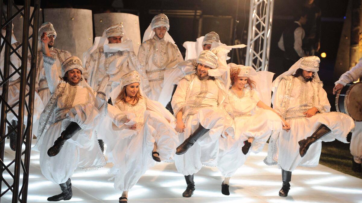 لبنان:
يُخطف العريس من قبل أصدقائه قبل الزفاف بيوم، ليبحث عنه أفراد عائلته ويتناولوا طعام الإفطار في منزل الخاطفين، ويحمل العريس "جرن الكبة" بيد واحدة ليثبت لأهل العروس قدرته على حماية ابنتهم، ويتم إطلاق حمامتين في الهواء كنوع من التفاؤل.