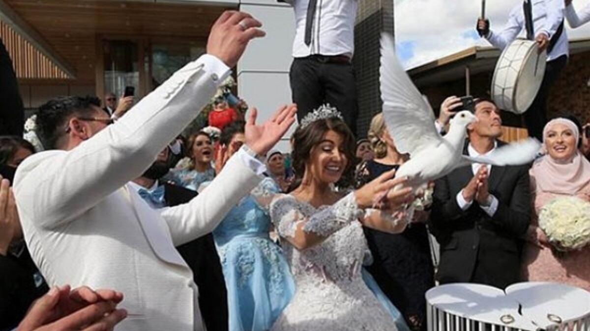 لبنان: يتم إطلاق حمامتين في الهواء في بعض المناطق اللبنانية كنوع من التفاؤل، في حين تحمل العروس قطعة من العجين وتلصقها على باب منزلها الجديد في مناطق أخرى.