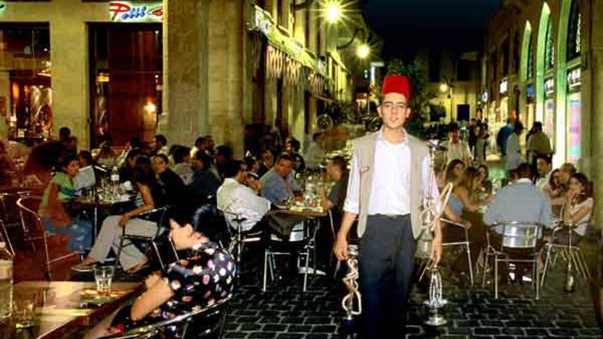 "لبنان" لا يوجد قانون يجرّم الإفطار العلني في رمضان. ولكن في بعض المدن والأحياء حيث الغلبة للمسلمين ديموغرافياً، تقفل المطاعم ويعتبر تناول الطعام أمام الصائمين عيباً ويحط من مكانة المفطر اجتماعياً.