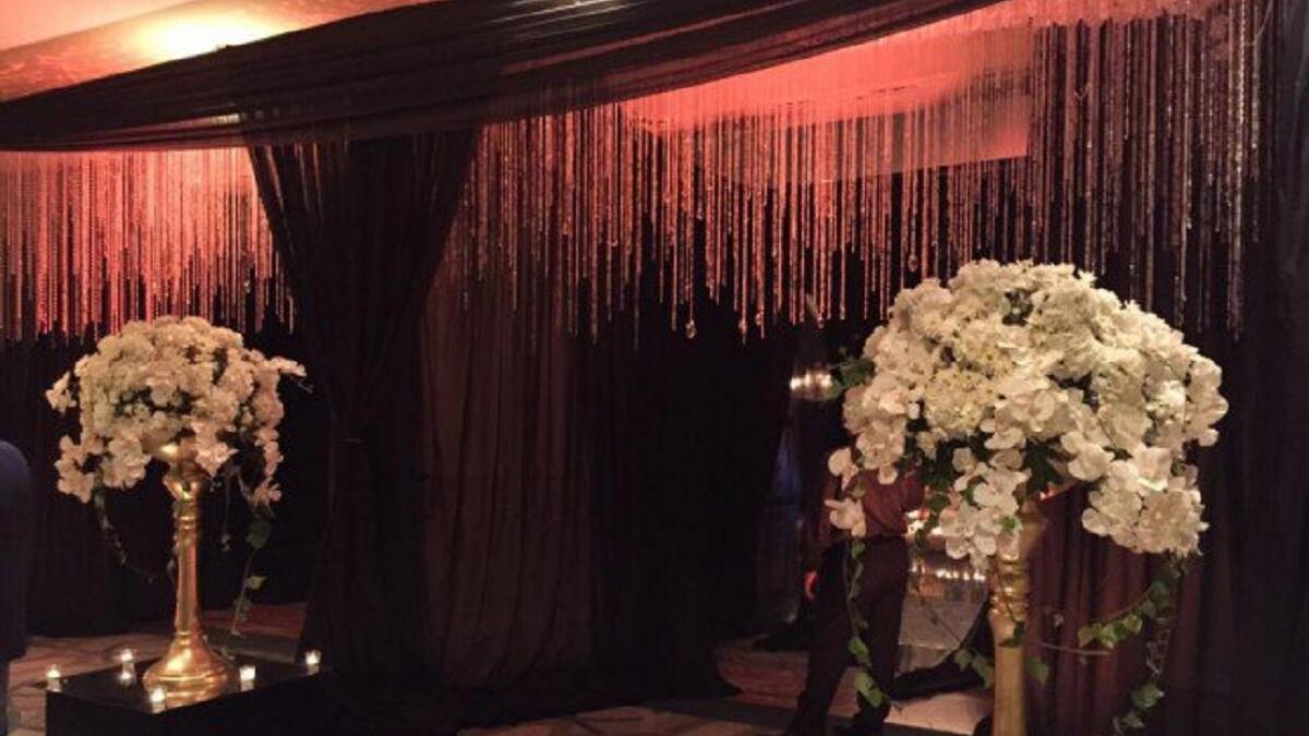 الحفل اثار إعجاب رواد مواقع الواصل الاجتماعي، وتناقلت المواقع صور حفل الزفاف الذي تميز بجماله وفخامته.