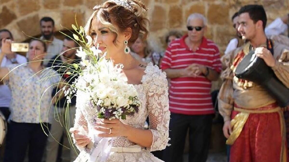 نشرت أنجي عبر حسابها الخاص على الفيسبوك  قبل موعد زفافها بيومين صور لحفل زفاف لها أقيم في لبنان وارتدت فيه فستان زفاف مختلف عن الذي ارتدته في مصر. ولكن الملفت ان ملك جمال لبنان"العريس" لم يظهر في اي صورة .