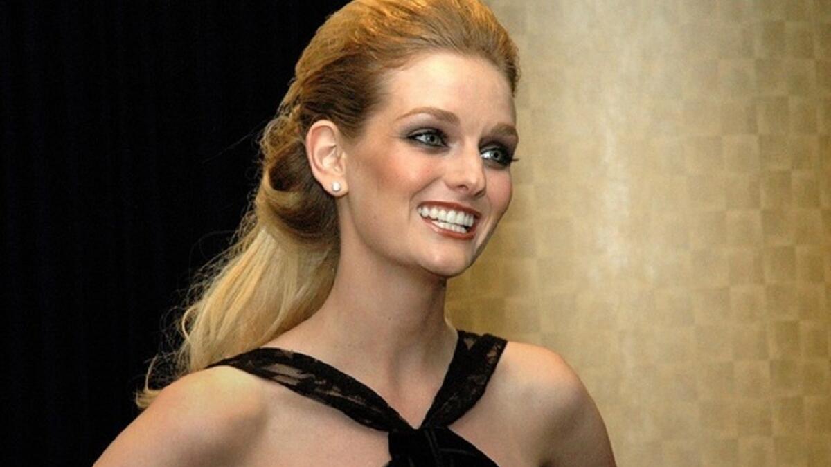 ليديا هيرست:هي سيدة تمتلك المال والجمال كما تنتمي لعائلة مرموقة وهي عارضة أزياء وناشطة في الأعمال الخيرية، وسفيرة الابتسامة في منظمة "أوبريشن سمايل" التي تهدف لرسم الابتسامات في وجوه الأطفال المحتاجين، ليديا هي أيضاً مدونة ناجحة، ووريثة سلسلة عملاقة لدار النشر