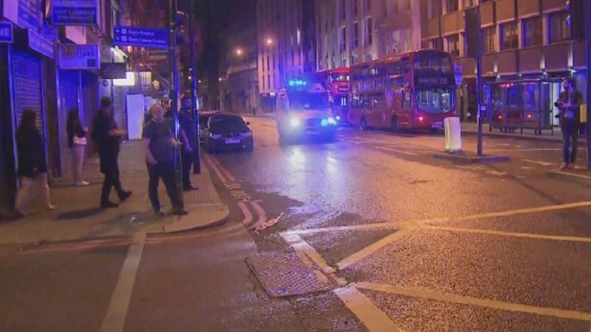 حافلة تدهس عددًا من المشاة على جسر "لندن بريدج" بوسط العاصمة البريطانية، والمشتبه بهم يطعنون عددًا من الأشخاص في سوق شهيرة مجاورة مساء السبت