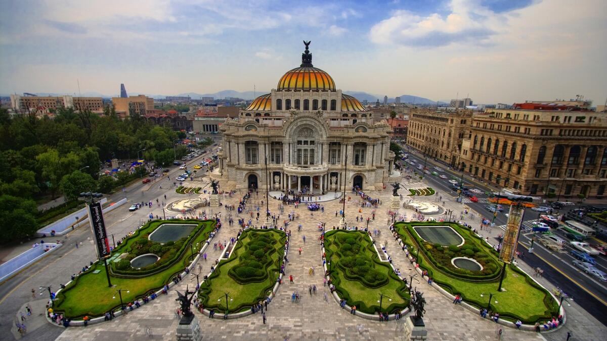 المكسيك الجار الجنوبي للولايات المتحدة. وقد سجلت المكسيك ارتفاعا هائلا في معدلات الجريمة من حيث القتل والاعتداء والسطو والخطف وسرقة السيارات، والاغتصاب والسرقة والعنف الجنسي، وفقا لبيانات الامم المتحدة.