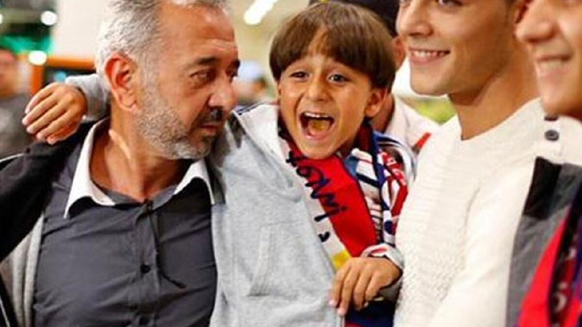 وصل اللاجئ السوري أسامة عبد المحسن الذي ظهر في مقطع فيديو انتشر على مواقع التواصل الاجتماعي وقد أوقعته مصورة تلفزيونية مجرية عمدا إلى مدريد للحصول على فرصة عمل في تدريب كرة القدم وذلك عقب الانتباه لمقطع الفيديو الذي لفت انتباه مدرسة للتدريب