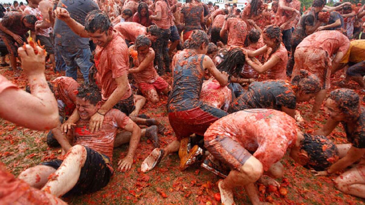 مهرجان الطماطم: يقام في اسبانيا ويعد من أشهر المهرجانات الغريبة حول العالم، فهو مستمر لما يُقارب الستين عاماً حتّى الآن، ويقوم المُحتفلون به بإلقاء الطماطم على بعضهم البعض، في شكل مُضحِك، ويصل عدد حبّات الطماطم التي تُلقى في هذا اليوم حوالي 150 ألف حبّة.