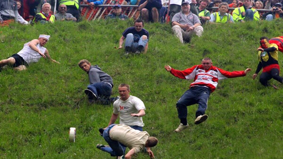 مهرجان كوبر هيل لـدحرجة الجبن – بريطانيا-- حيث يقام في الربيع، ويقوم المُتسابقون بالجري وراء قٌرص جبنة مُتدحرج على تلّة، ويجب الإمساك بالقُرص، إلّا أن الأمر يكون صعباً ، خاصًة أن سرعة قُرص الجبنة قد تصل إلى 70 متر في الساعة؛ مِما يتسبب في إصابات لدى المُشتركين.