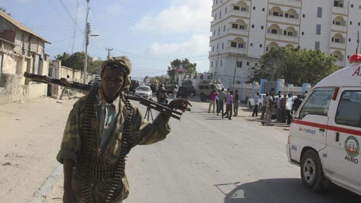 مقديشو 10/4: انتحاريًا يرتدي ملابس عسكرية فجر نفسه في معسكر للتدريب في العاصمة الصومالية، مما أسفر عن مقتل 15 شخصًا.