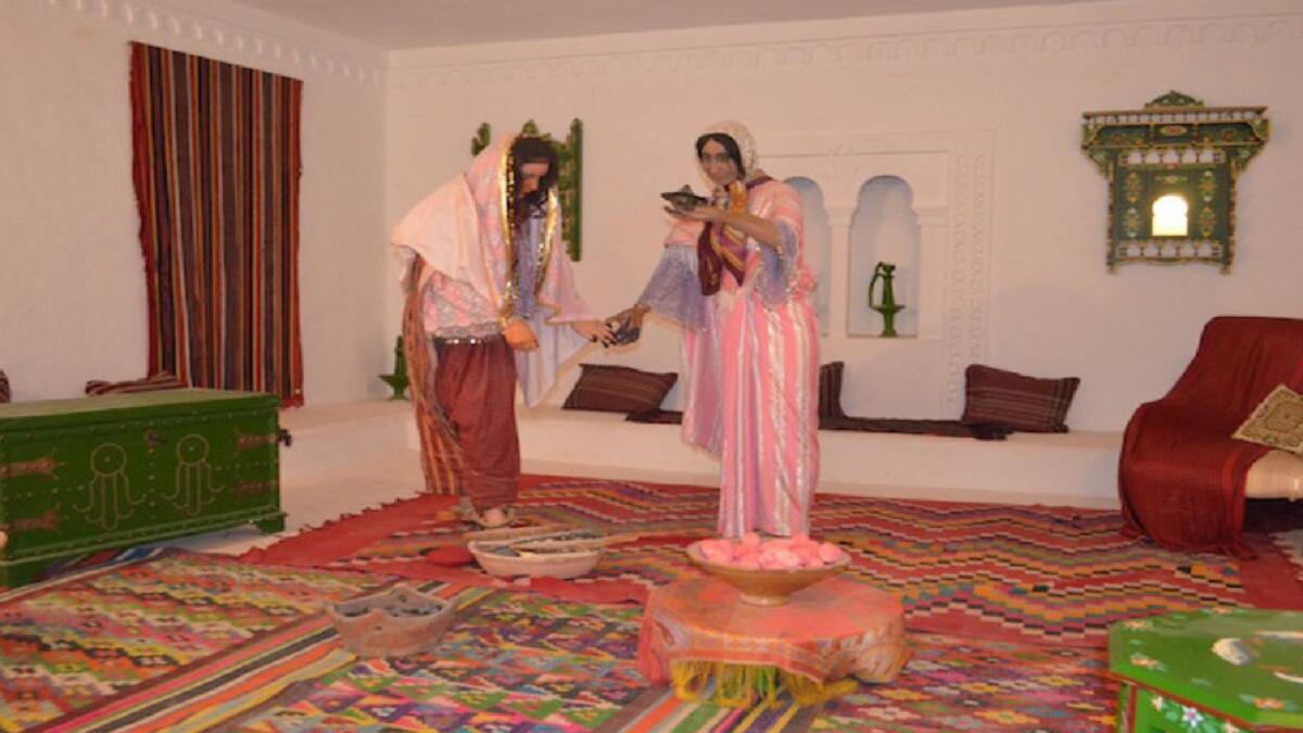 تونس:
في مدينة صفاقس تقفز العروس فوق الأسماك لجلب الحظ السعيد، وفي مدينة بنزرت تجر العروس سمكة بضعة أمتار ومن ثم تقفز فوقها سبع مرات قبل أن تأكلها، لدرء الحسد.