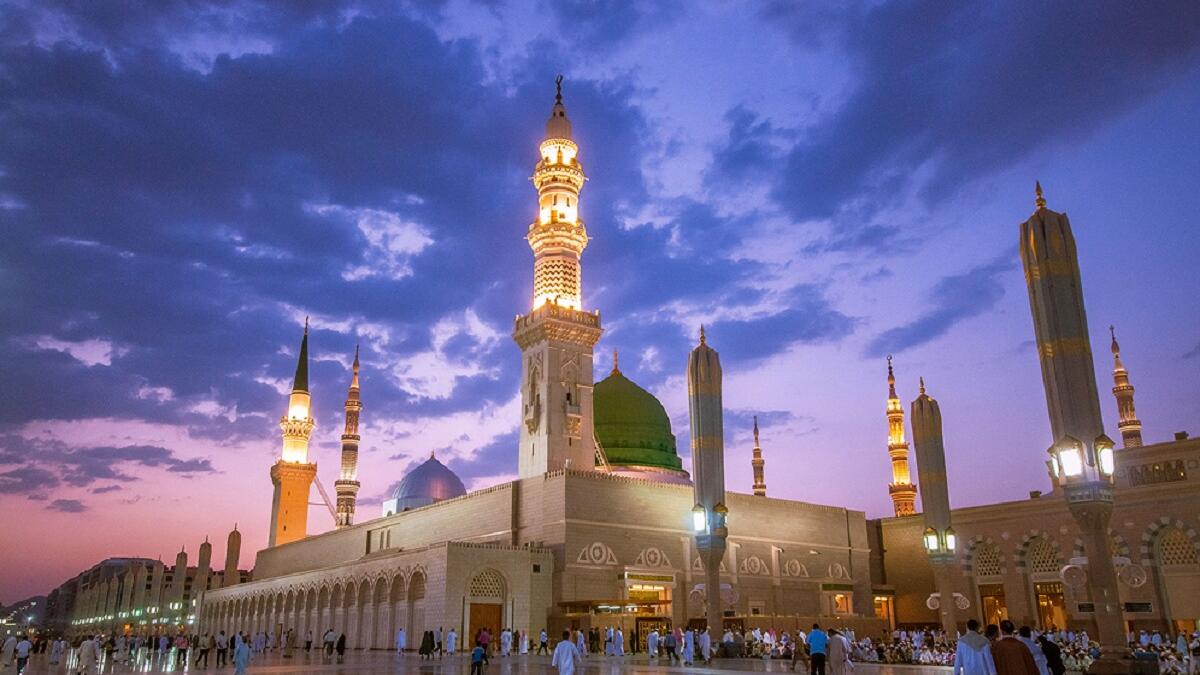 من الدول تتخذ  المولد النبوي يوم عطلة رسمية: سوريا، الأردن، مصر، الإمارات، سلطنة عُمان.
يعود أصل الاهتمام بيوم المولد النبوي الشريف إلى النبي محمد نفسه، حيث كان يعظم يوم الإثنين ويصومه ويقول: (هذا يوم ولدت فيه).