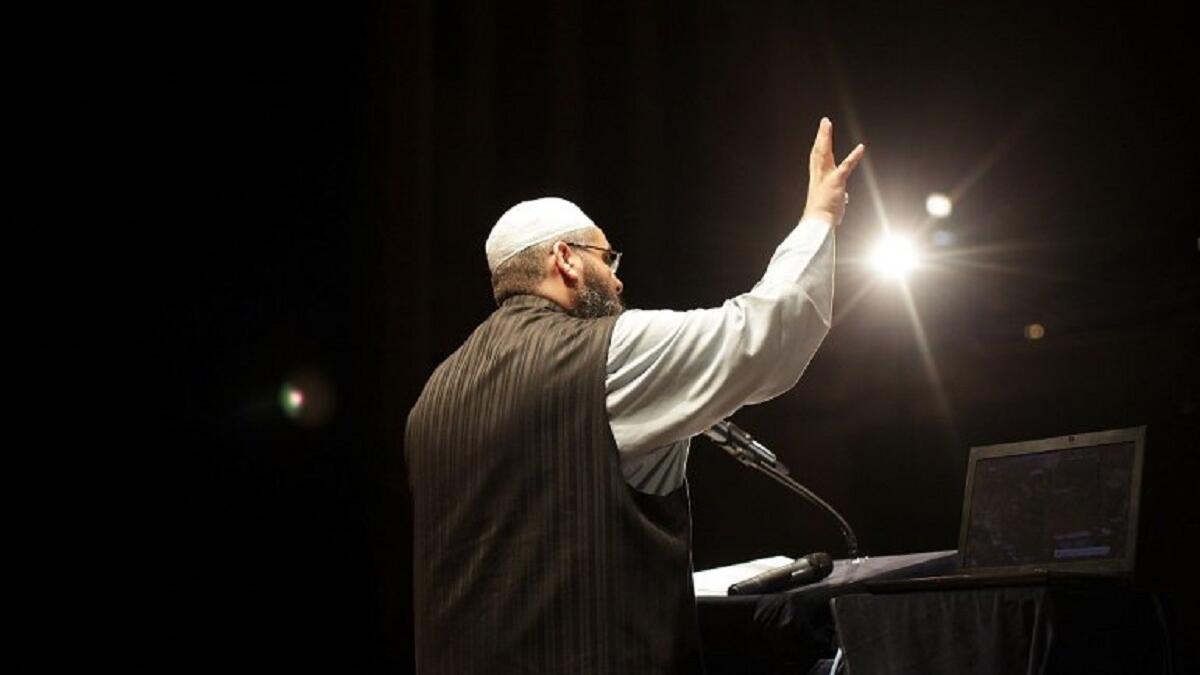 يبدي بعض رجال الدين اعتراضهم على الاحتفال بالمولد النبي، إذ لا يرون جواز هذا الاحتفال، وخلاصة أدلتهم أنه لم يكن على عهد النبي ﷺ، ولا في عهد السلف الصالح.