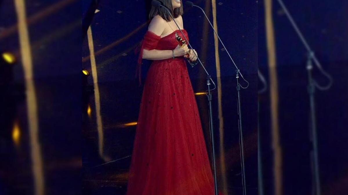 الممثلة المصرية منى زكي / جائزة أفضل ممثلة عربية عن دورها في فيلم "من 30 سنة"، والتي حضرت برفقة زوجها أحمد حلمي.