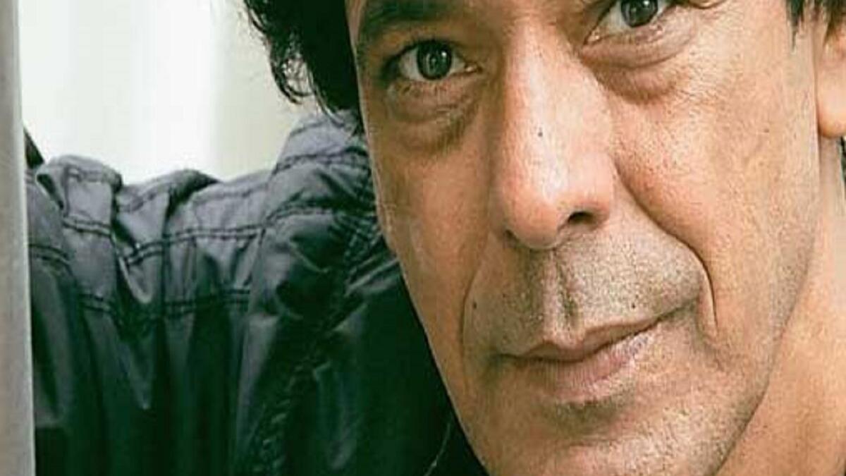 خطأ وقع فيه القائمون على مسلسل "المغني" الذي يتناول قصة حياة الفنان محمد منير، حين استبدلوا اسم ملحن أحد الأغاني بمؤلفها، في تتر المسلسل. فقد ظهر في التتر أن مؤلف أغنية "اللي غايب" محمد سلطان، وملحنها عمر بطيشة، والعكس هو الصحيح.