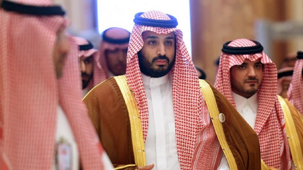 بعمر الـ 21 عُين الأمير محمد مستشارًا متفرغًا بهيئة الخبراء بمجلس الوزراء السعودي، وبعمر الـ23 انتقل من هيئة الخبراء بمجلس الوزراء إلى إمارة منطقة الرياض ليُعين مستشارًا خاصًا لوالده أمير منطقة الرياض الأمير سلمان بن عبدالعزيز آل سعود حينها.