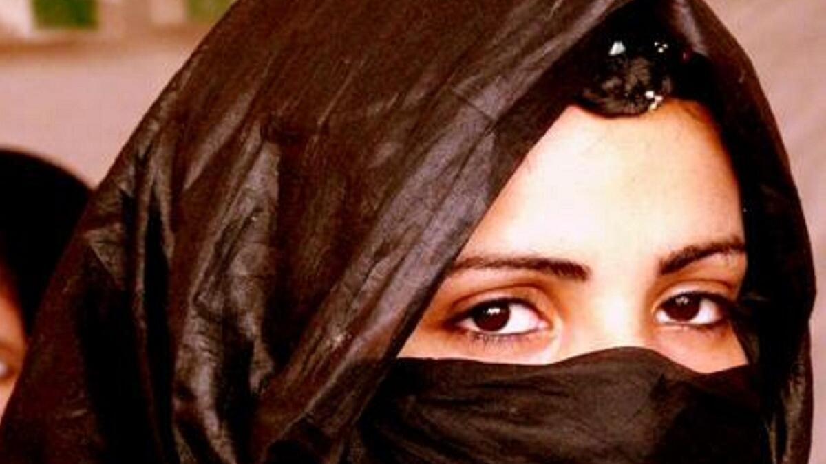 موريتانيا:
تحاول ان تزيد من وزنها قبل الزفاف للحصول على عريس ميسور الحال، وتقيم بـ "مخيمات الدهون" لتسمن، وترتدي اللون الأسود في العرس وتبدي عدم رغبتها بالزواج، تخطف من قبل صديقاتها ويأتي العريس مع أصدقائه لاسترجاعها.