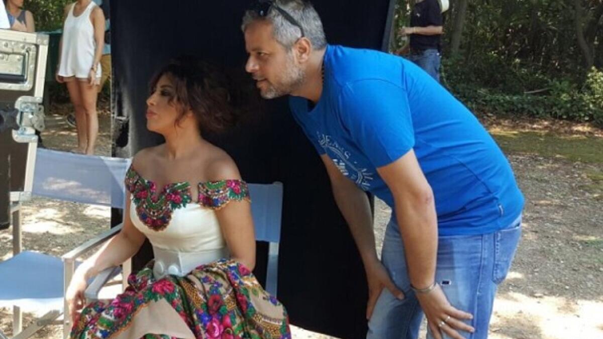 أطلت نجوى كرم بفستانين غجرية في أحد كليباتها الثوب الاول أبيض وملوّن شبيه بالستايل الغجري وهو يليق بقوام الفنانة. ذلك الفستان صيفي من اقمشة الحرير الناعم.