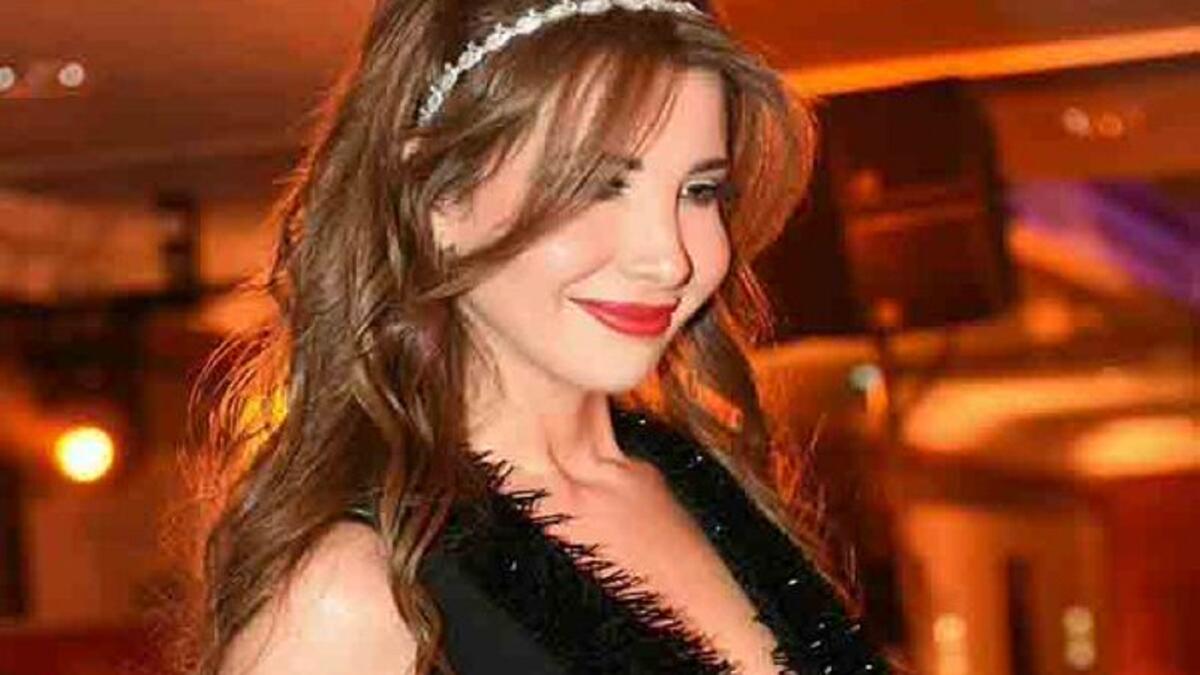 الفنانة نانسي عجرم  أرتدت فستان أسود خلال إحياء حفلها بالأردن والذي اظهر مدى رشاقتها