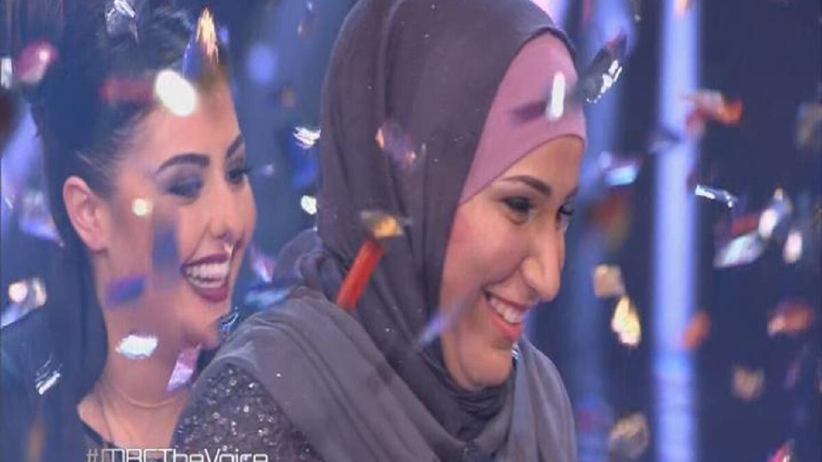 أثارت شرارة موجة من الجدل في مواقع التواصل الاجتماعي بعد تتويجها باللقب بسبب عدم رفعها للعلم الأردني مما عرضها لموجة من الانتقادات والاتهامات.