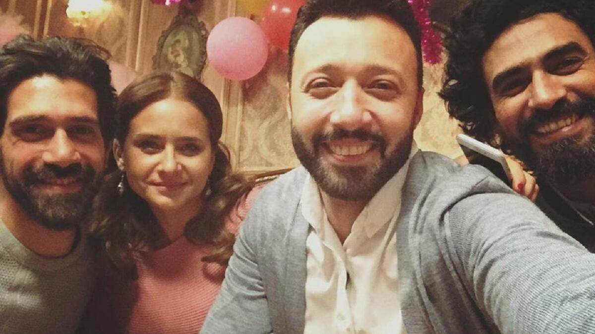 بعض التشابه بين أزياء الفنانة نيللي كريم في مسلسل "لأعلى سعر" وبين أزياء الممثلة ناتالي بورتمان في فيلم "البجعة السوداء"، بالإضافة لتشابه بعض الحركات في الرقصة.