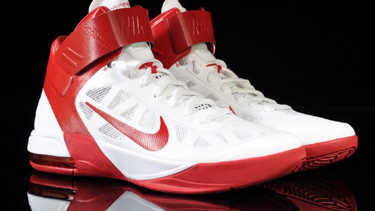 " Nike "نايك، وهي شركة لصناعة المستلزمات الرياضية. ونايك هي آلهة يونانية قديمة يُزعم أنها آلهة النصر.