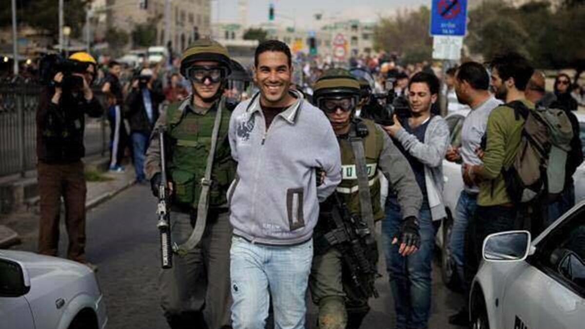 يبتسم من قلبه وكأنه ذاهب لإحدى الحفلات الصاخبة أو ينظر لمعشوقته.!