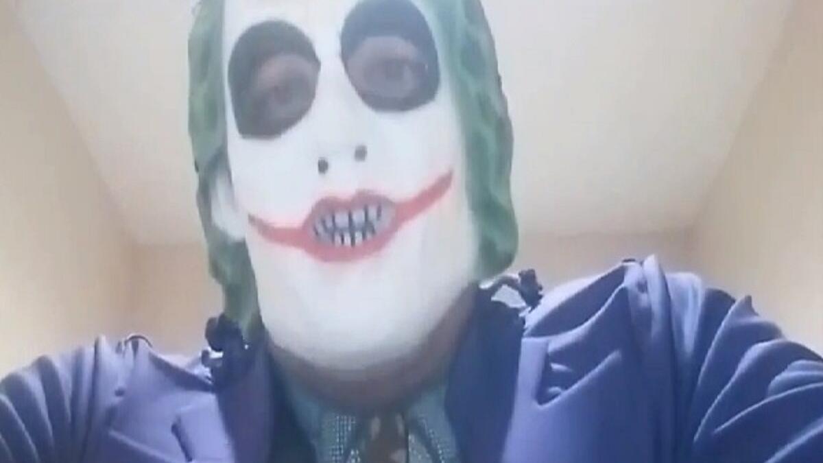 أظهرت لقطات فيديو رجل يرتدي قناع “جوكر” يهدد “بقتل مسلم كل أسبوع” في كندا. وقال الشاب في الفيديو "ستكون هناك جرائم قتل في جميع أنحاء كيبيك. سنقوم بتصفيتهم جميعاً، واحداً بعد الآخر. لقد تحملنا أذى الإسلام بما يكفي”.