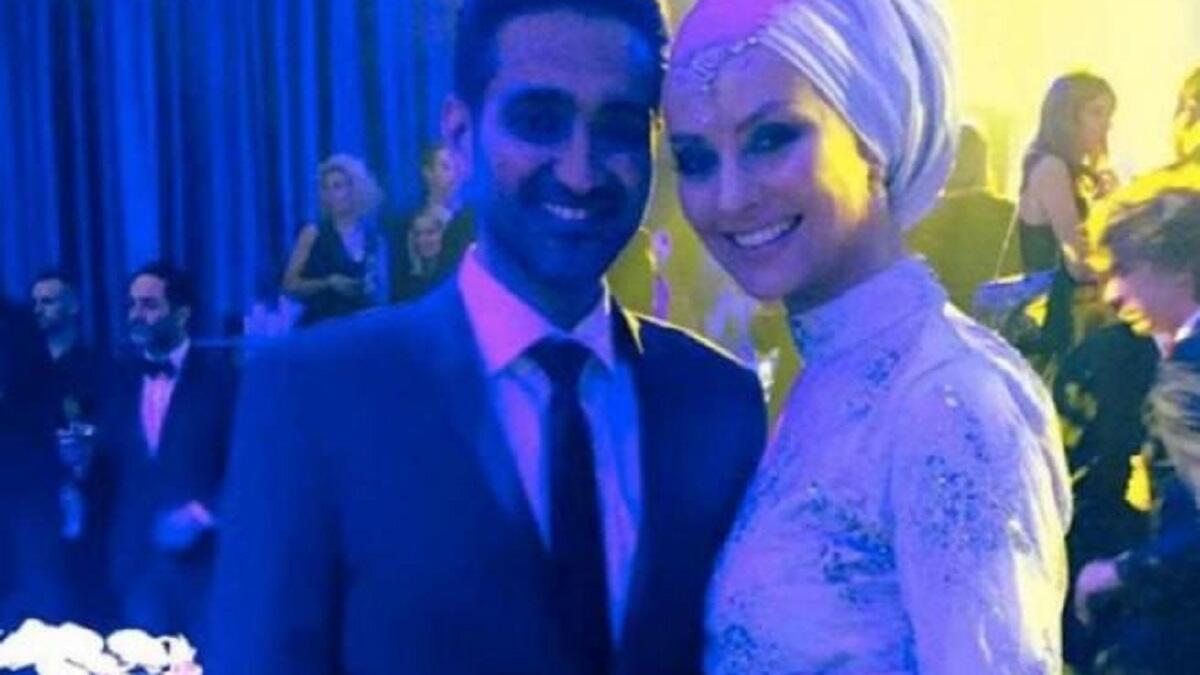 قررت سوزان كارلاند،التبرع بدولار استرالي واحد للمؤسسة الخيرية التابعة لليونيسف مقابل كل رسالة مسيئة لدينها تتلقاها على صفحتها الشخصية على موقع تويتر.بعد التهديدات التي طالبتها بمغادرتها  استراليا  والسخرية من مظهرها خاصة على حجابها.