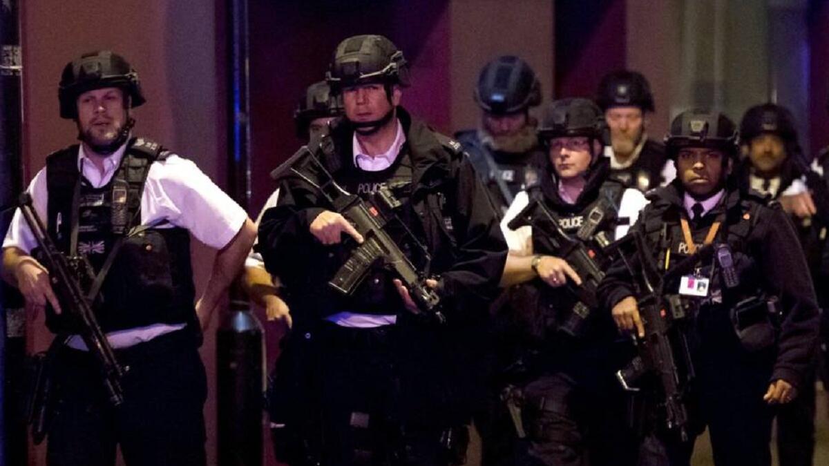 شرطة لندن تناشد أي شخص لديه صور أو مقاطع فيديو من مسرح الحادث أن يرسلها على الفور للمساعدة في إنجاز التحقيقات