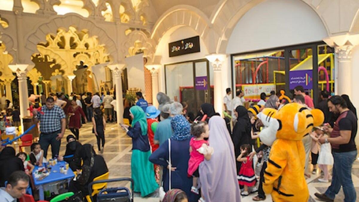 قطر تزين الشوارع والمحلات التجارية بالأضواء والزينة، وتقام المهرجانات الخاصة بالعيد، ويحرص رب الأسرة على اصطحاب أبنائه لأداء صلاة العيد، بعدها يبدأ في تبادل التهاني، وتعود النساء إلى بيوتهن، حتى يتم الإعداد لاستقبال الأهل والضيوف.