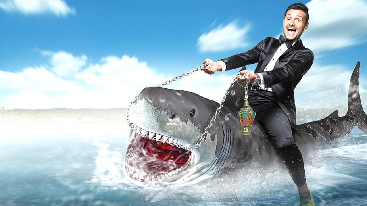 رامز قرش البحر/2014: ينقل الضيف عبر قارب يسده الغواصون في عرض البحر ليبدأ بالغرق ثم يسحب أحدهم لداخل المياه وإخراج أشلاء ودماء مزيفة وسط حركة سمك القرش، ليأتي رامز بغواصة على شكل سمك قرش  ويأخذ الضيف في جولة.