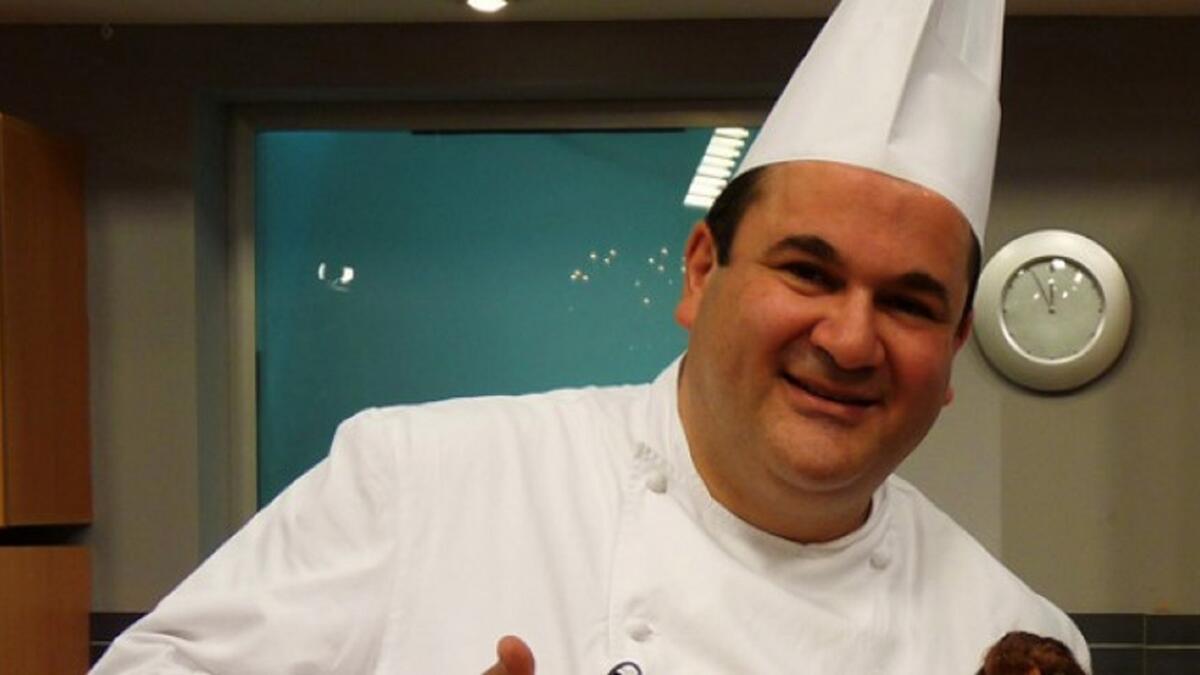 رمزي شوبري: شيف لبناني ، درس فن الطبخ في كلية بورنماوث في إنجلترا يقدم برنامج الشيف رمزي في عالم الصباح على تلفزيون المستقبل اللبناني ، وأصدر كتاب الشيف رمزي من تراث لبنان الذي يعتبر أول كتاب شامل ومفصل عن المطبخ اللبناني.