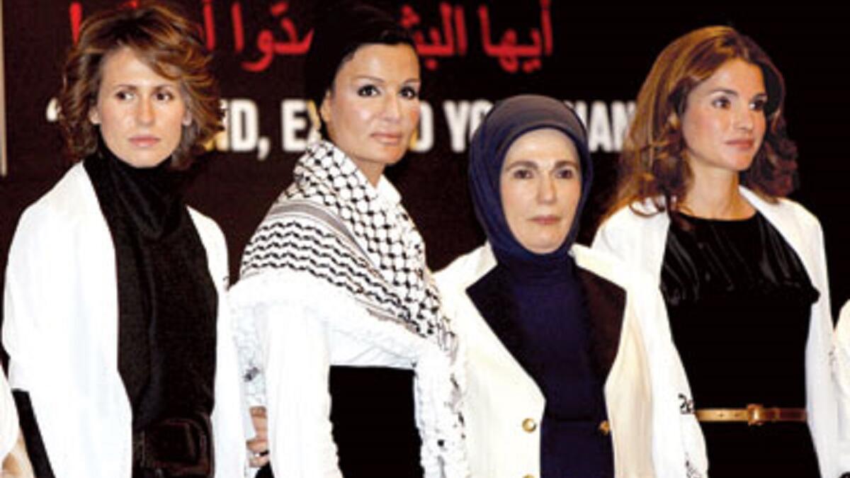 وما زالت هناك مقارنات بين الملكة رانيا العبدالله والشيخة موزة واسماء الاسد من حيث قوة الشخصية والاناقة ولكن دائما ما كانت تتصدر الملكة رانيا في الصحف العالمية .