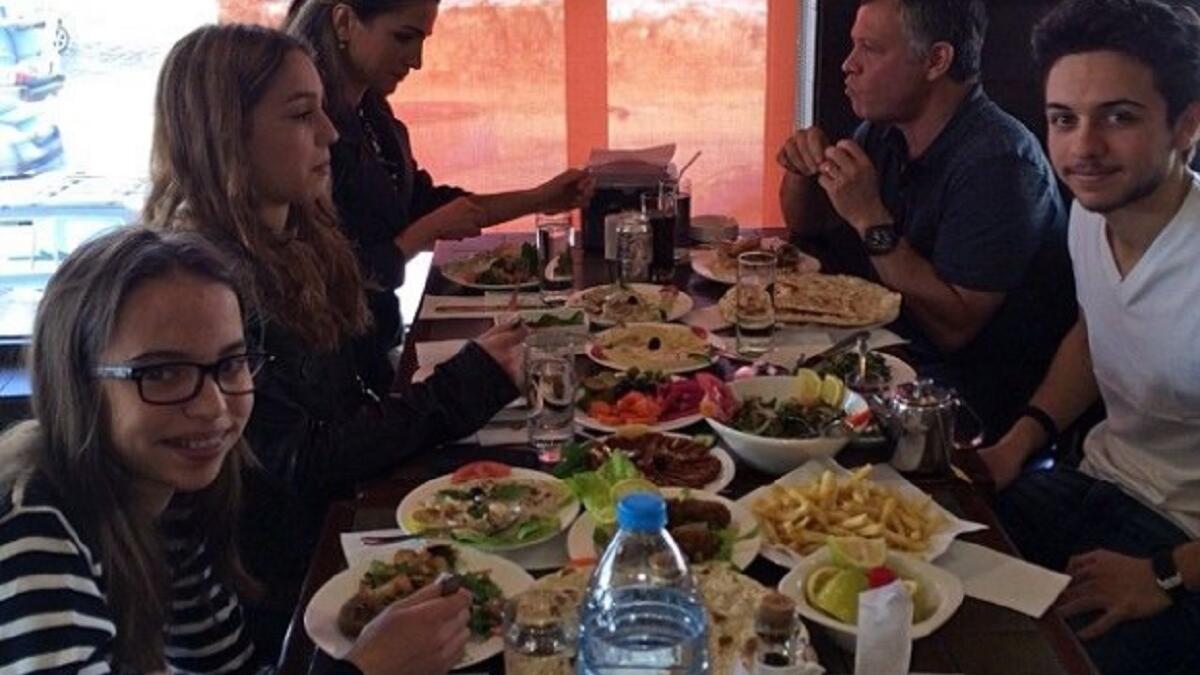 الملكة رانيا هي سيدة عصرية أنيقة تقسم وقتها بين العمل والعائلة، متفاعلة مع الجميع من خلال صفحاتها الرسمية على مواقع التواصل الاجتماعي. مشاركة محبيها الاوقات التي تعيشها سواء مع عائلتها او دورها كملكة.