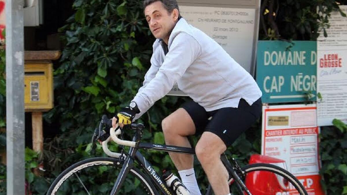 رئيس فرنسا السابق نيكولاس ساركوزي خلال ركوب دراجته في كافاليير، فرنسا 8 أبريل/ نيسان 2017