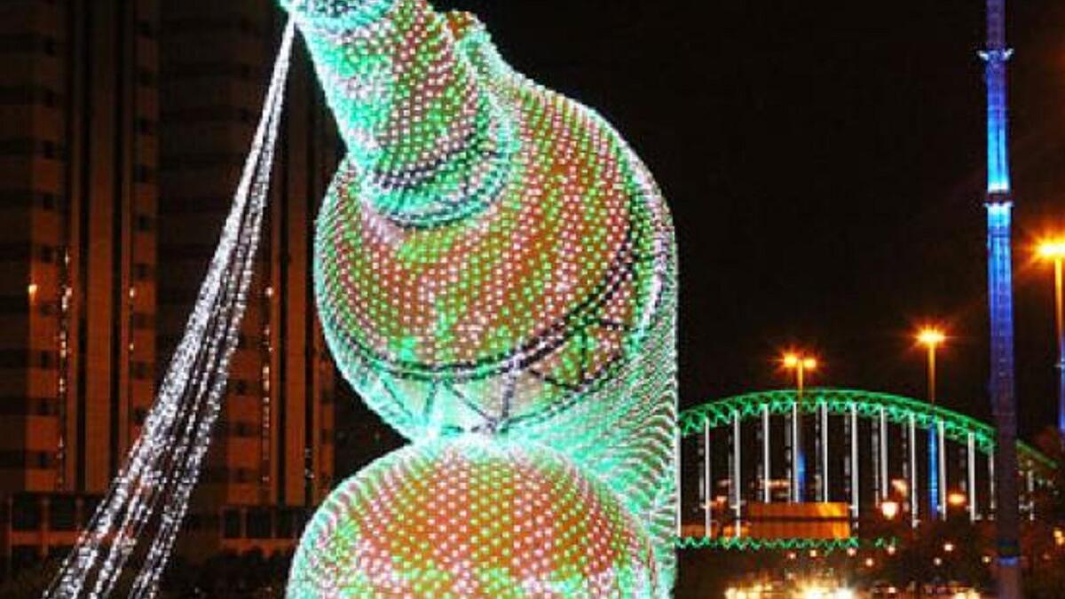 السعودية أهم مظاهر الاستعداد للشهر الفضيل تبدأ قبل الشهر بفترة طويلة، البعض يعتبرها مهرجان رمضاني حيث يقوم السعوديين بشراء كميات كبيرة من الرطب وتخزينها في الثلاجات تمهيداً لهذا الضيف، وعند تحديد موعد رمضان يخرجوا جماعات وبيدهم الدفوف ويغردون:جاكم رمضان بالفرحة