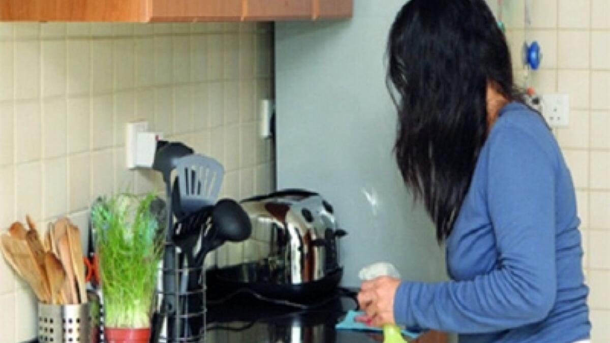 السعودية: قررت زوجة سعودية معاقبة زوجها الخائن بتصوير فيديو يوثق خيانته لها مع الخادمة وقامت الزوجة بنشر الفيديو الذي صدم عدد كبير من رواد موقع تويتر لجرأته.