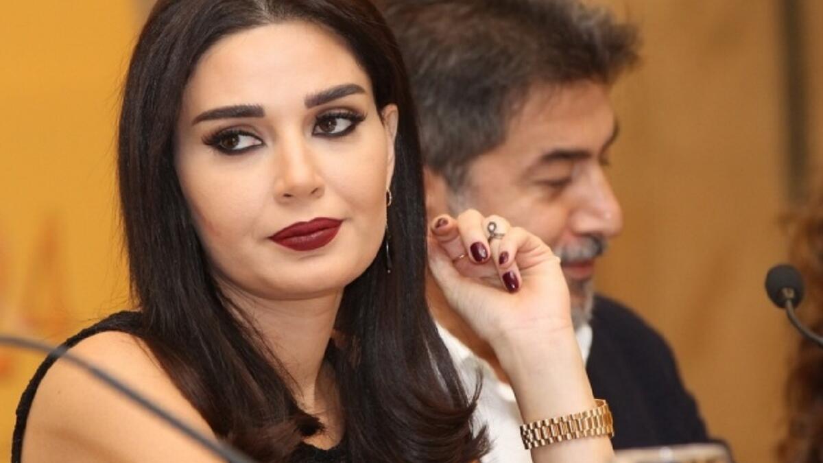 وكتبت النجمة اللبنانية سيرين عبد النور: حلب ظلمة حلب ما إلنا غير نضوّي شمعة إنسانيتنا ونصلّي… بيكفي تكون إنسان لتحس بوجع الناس #حلب_بالقلب #حلب_تحترق