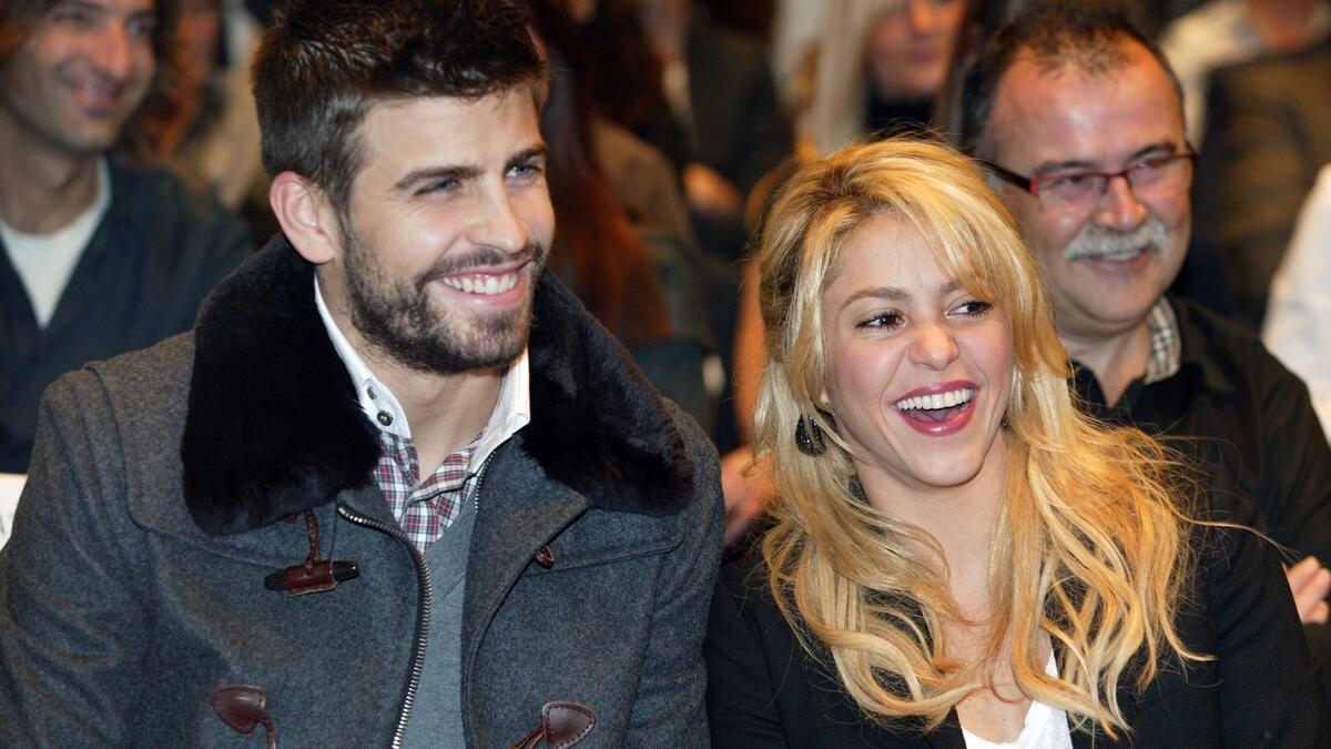 شاكيرا / جيرارد بيكيه: المغنية شاكيرا  ولاعب كرة القدم الإسباني بيكيه بفارق (10 سنوات)