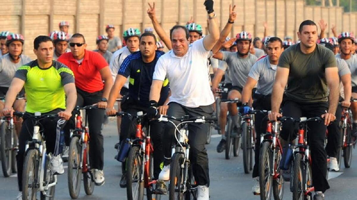الرئيس المصري عبدالفتاح السيسي يقود دراجته بمارثون الشباب في شرم الشيخ 26 أكتوبر 2016
