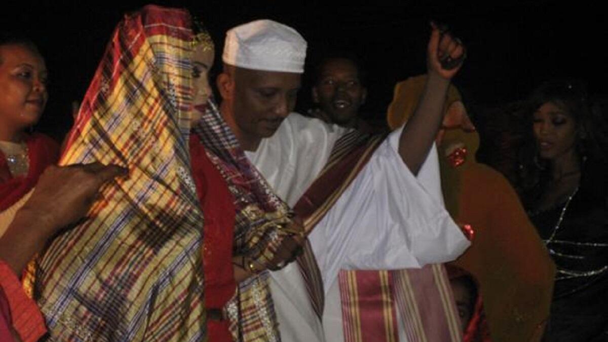 السودان: في السودان وخلال رقصة العروسين الثنائية في الزفاف، تحاول العروس إسقاط نفسها على الأرض. وفي كل مرة على العريس أن يحاول التقاطها وإلا تعرّض لسخرية المدعوين.