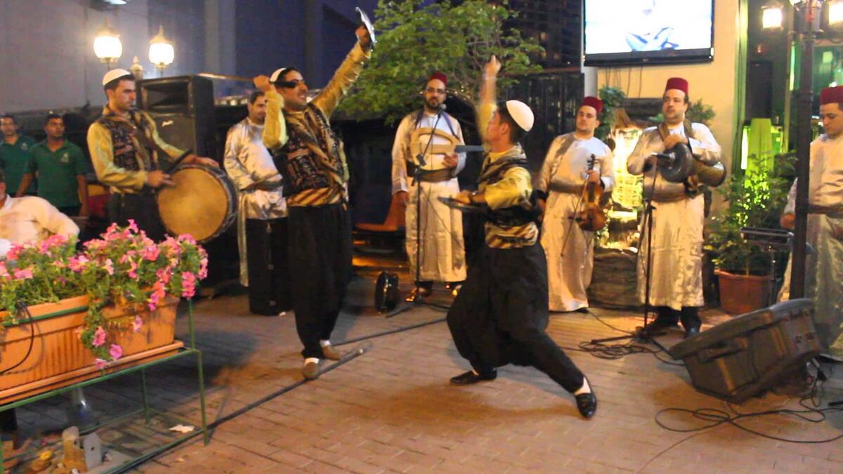 سوريا:
يسير العريس مع مجموعة من أصدقائه، من منزله إلى منزل العروس بصرف النظر عن المسافة، وتلصق العروس قطعة من العجين على باب منزلها الجديد، فإن وقعت يدل ذلك على سوء الطالع.