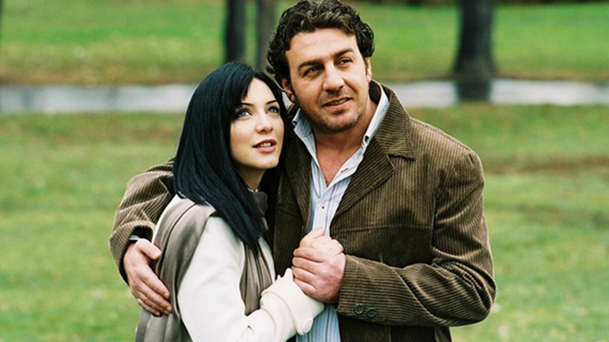 وقع الطلاق بين النجمين وائل رمضان وسلافة فواخرجي وانفصلا لسنوات ليقررا العودة لبعضهما وما زالت شائعة الطلاق تلاحقهما بعد العودة.