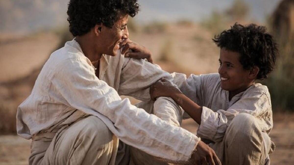 تدور أحداث الفيلم، حول الفتى البدوي ذيب وشقيقه حسين اللذان يتركان قبيلتهما في رحلة محفوفة بالمخاطر يموت خلالها حسين فتدفع الصعوبات بذيب الى تحمل مسؤوليات كبيرة في سن مبكرة ويقدم "ذيب" في طياته رحلة نضج الأخوين وتفاصيل مبادئ الرجولة والثقة التي تربيا عليها.