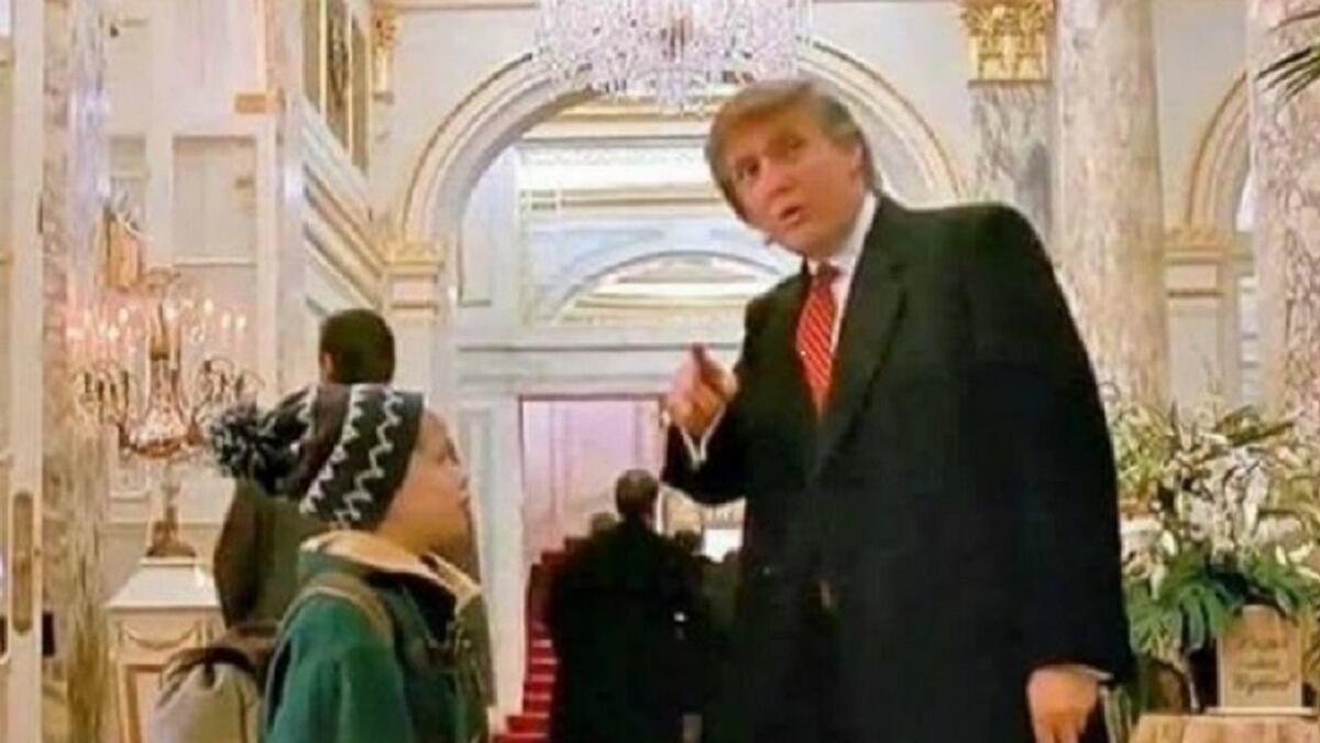 ظهر ترامب خلال الفيلم الأمريكي"Home Alone".كـ "كومبارس"، حيث ظهر وهو يقف مع الطفل "ماكولي كولكن"فانشرت صورة ساخرة من الفيلم تحمل جملة"قبل ما تفقد  أملك في الحياة تذكر انه هالزلمة الي كان كومبارس بفيلم Home Alone يشغل منصب رئيس أمريكا حاليا".