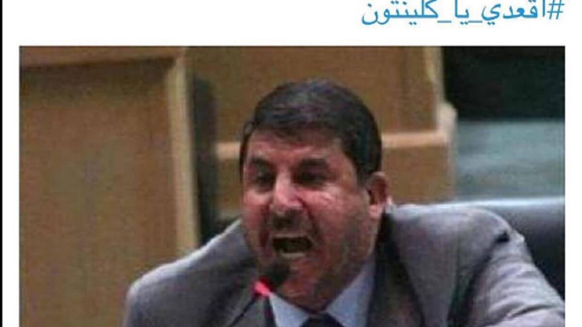 "اقعدي يا كلينتون" صورة ساخرة ظهر فيها النائب الاردني يحيى السعود وهو يطلب من هيلاري كلينتون ان تجلس بعدما خسرت في الانتخابات الامريكية. النائب الاردني اشتهر بهذه الجملة عندما طالب زميلته النائب الاردني هند الفائز ان تجلس بقوله"اقعدي يا هند".